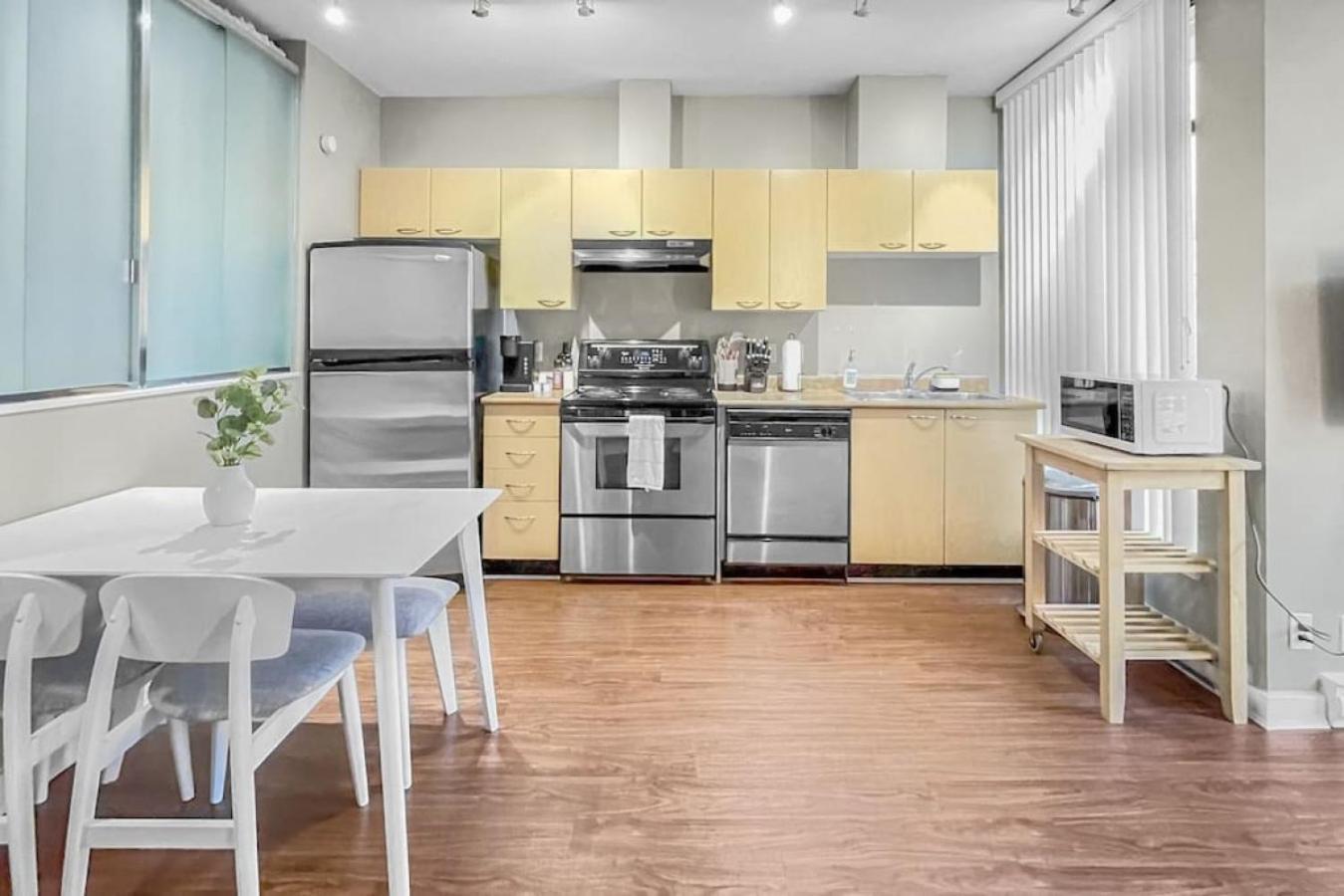 Top Floor Unit On Granville Strip Yaletown Area Ванкувър Екстериор снимка
